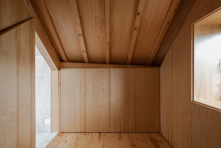 Dossier de presse | 2216-01 - Communiqué de presse | The Three Cusps Chalet - Tiago do Vale Architects - Architecture résidentielle - Dressing Room - Crédit photo : João Morgado