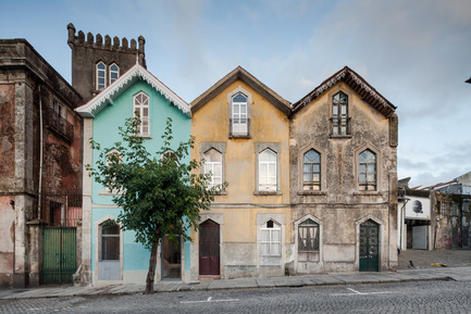 Dossier de presse | 2216-01 - Communiqué de presse | The Three Cusps Chalet - Tiago do Vale Architects - Architecture résidentielle - Main Façade - Crédit photo : João Morgado
