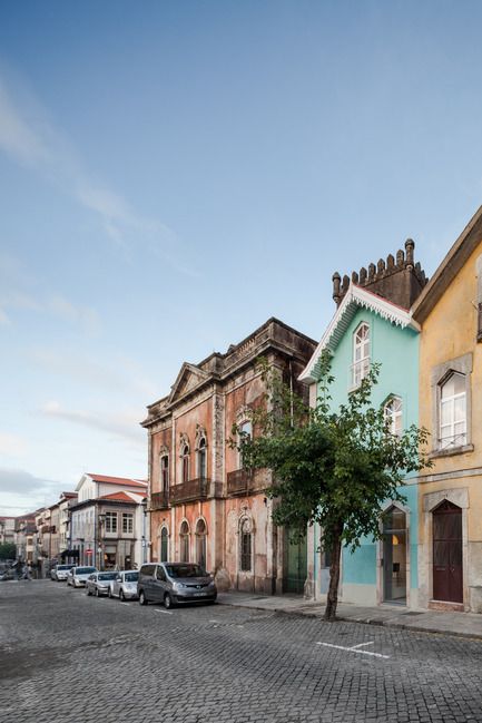 Dossier de presse | 2216-01 - Communiqué de presse | The Three Cusps Chalet - Tiago do Vale Architects - Architecture résidentielle - Street<br> - Crédit photo : João Morgado