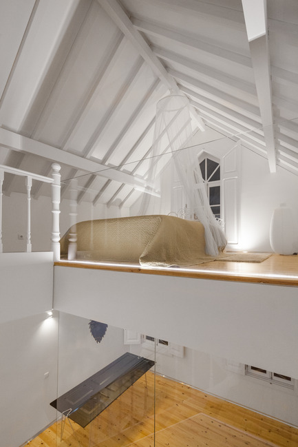 Dossier de presse | 2216-01 - Communiqué de presse | The Three Cusps Chalet - Tiago do Vale Architects - Architecture résidentielle - Bedroom over Living Room - Crédit photo : João Morgado
