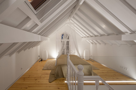 Dossier de presse | 2216-01 - Communiqué de presse | The Three Cusps Chalet - Tiago do Vale Architects - Architecture résidentielle - Bedroom - Crédit photo : João Morgado