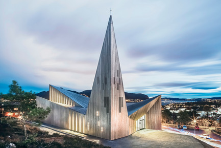 Dossier de presse | 2220-01 - Communiqué de presse | Église communautaire de Knarvik - Reiulf Ramstad Architectes - Architecture institutionnelle - Crédit photo : Hundven-Clements_Photography