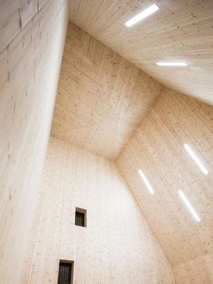 Dossier de presse | 2220-01 - Communiqué de presse | Église communautaire de Knarvik - Reiulf Ramstad Architectes - Architecture institutionnelle - Crédit photo : Hundven-Clements_Photography
