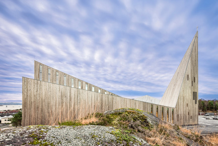 Dossier de presse | 2220-01 - Communiqué de presse | Église communautaire de Knarvik - Reiulf Ramstad Architectes - Architecture institutionnelle - Crédit photo : Hundven-Clements_Photography