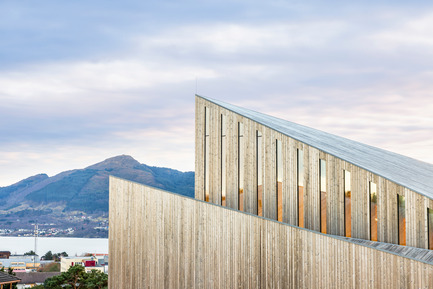 Dossier de presse | 2220-01 - Communiqué de presse | Église communautaire de Knarvik - Reiulf Ramstad Architectes - Architecture institutionnelle - Crédit photo : Hundven-Clements_Photography