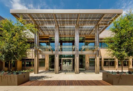 Dossier de presse | 2229-01 - Communiqué de presse | Hanover Page Mill Demonstrates Strong Partnership Between Form and Sustainability - Form4 Architecture - Architecture commerciale - Front entry - Crédit photo : Craig Cozart Photography <br>