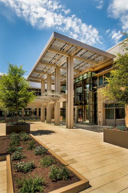 Dossier de presse | 2229-01 - Communiqué de presse | Hanover Page Mill Demonstrates Strong Partnership Between Form and Sustainability - Form4 Architecture - Architecture commerciale - Front entry - Crédit photo : Craig Cozart Photography <br>