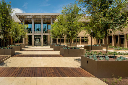Dossier de presse | 2229-01 - Communiqué de presse | Hanover Page Mill Demonstrates Strong Partnership Between Form and Sustainability - Form4 Architecture - Architecture commerciale - Courtyard - Crédit photo : Craig Cozart Photography&nbsp;