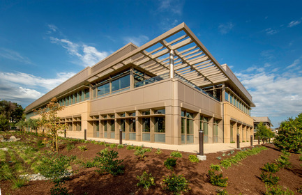 Dossier de presse | 2229-01 - Communiqué de presse | Hanover Page Mill Demonstrates Strong Partnership Between Form and Sustainability - Form4 Architecture - Architecture commerciale - Southeast corner - Crédit photo : Craig Cozart Photography&nbsp;
