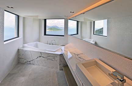Press kit | 2233-01 - Press release | The Ribbon House - FAK3 - Residential Interior Design - Bathroom with Seaview - Photo credit: FAK3
