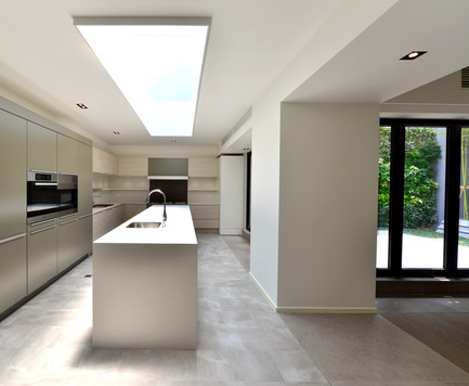 Press kit | 2233-01 - Press release | The Ribbon House - FAK3 - Residential Interior Design - Kitchen with Light well&nbsp; - Photo credit: FAK3
