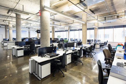 Press kit | 1152-08 - Press release | Four-Season Work and Play Areas at Ubisoft Quebec City - LumiGroup - Commercial Interior Design - Pinnacle Lighting’s narrow aperture lighting system allows for endless design opportunities with multiple shielding options, a 3” by 3” square luminaire and direct or indirect lighting. - Photo credit: Jonathan Robert