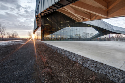 Dossier de presse | 2206-01 - Communiqué de presse | "Stade de soccer de Montréal" Awarded at AAP American Architecture Prize 2016 - Saucier + Perrotte Architectes/HCMA - Architecture institutionnelle - Vue sur l'espace extérieur multifonctionnel<br> - Crédit photo : Olivier Blouin