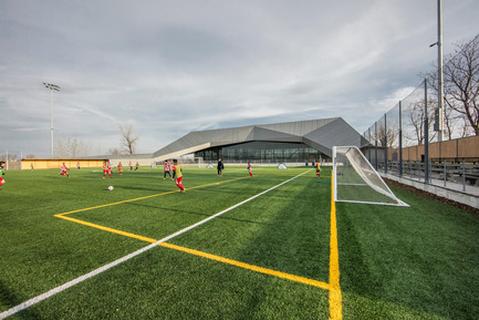 Dossier de presse | 2206-01 - Communiqué de presse | "Stade de soccer de Montréal" Awarded at AAP American Architecture Prize 2016 - Saucier + Perrotte Architectes/HCMA - Architecture institutionnelle - Terrain extérieur<br> - Crédit photo : Olivier Blouin
