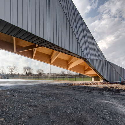 Dossier de presse | 2206-01 - Communiqué de presse | "Stade de soccer de Montréal" Awarded at AAP American Architecture Prize 2016 - Saucier + Perrotte Architectes/HCMA - Architecture institutionnelle - Entrée vers l'espace multifonctionnel à partir la voie polyvalente<br> - Crédit photo : Olivier Blouin