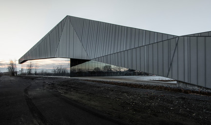 Dossier de presse | 2206-01 - Communiqué de presse | "Stade de soccer de Montréal" Awarded at AAP American Architecture Prize 2016 - Saucier + Perrotte Architectes/HCMA - Architecture institutionnelle - Vue du parc du Complexe environnemental de Saint-Michel - Crédit photo : Olivier Blouin