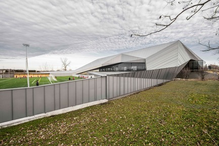 Dossier de presse | 2206-01 - Communiqué de presse | "Stade de soccer de Montréal" Awarded at AAP American Architecture Prize 2016 - Saucier + Perrotte Architectes/HCMA - Architecture institutionnelle - Vue de Papineau vers le terrain extérieur<br> - Crédit photo : Olivier Blouin