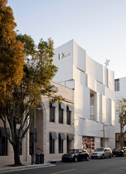Dossier de presse | 2211-01 - Communiqué de presse | Dior Miami Facade - Barbarito Bancel Architects - Architecture commerciale - Soft morning sun on the north facade - Crédit photo : Alessandra Chemollo
