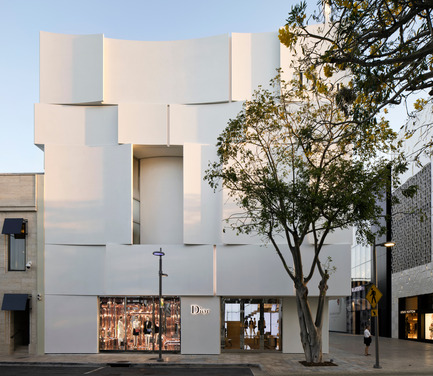 Dossier de presse | 2211-01 - Communiqué de presse | Dior Miami Facade - Barbarito Bancel Architects - Architecture commerciale - Soft morning sun on the north elevation - Crédit photo : Alessandra Chemollo