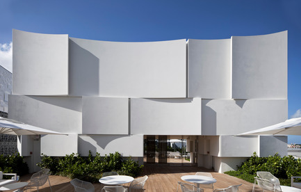 Dossier de presse | 2211-01 - Communiqué de presse | Dior Miami Facade - Barbarito Bancel Architects - Architecture commerciale - Dior terrace and south facade - Crédit photo : Alessandra Chemollo