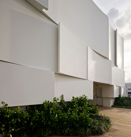 Dossier de presse | 2211-01 - Communiqué de presse | Dior Miami Facade - Barbarito Bancel Architects - Architecture commerciale - South facade close-up - Crédit photo : Alessandra Chemollo