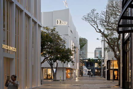 Dossier de presse | 2211-01 - Communiqué de presse | Dior Miami Facade - Barbarito Bancel Architects - Architecture commerciale - Selfie on the paseo - Crédit photo : Alessandra Chemollo