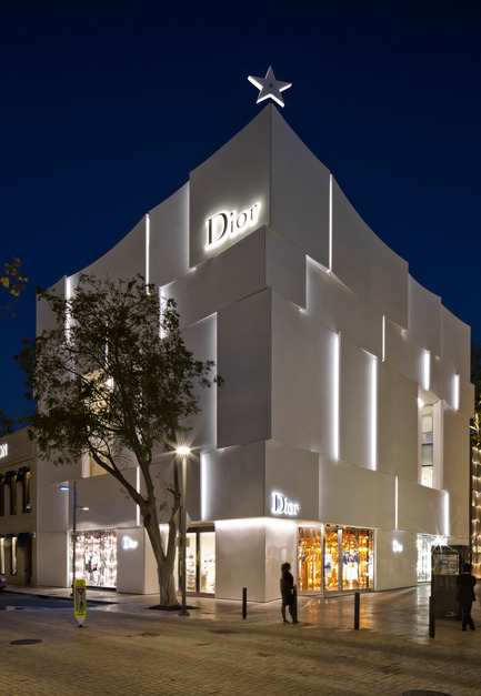 Dossier de presse | 2211-01 - Communiqué de presse | Dior Miami Facade - Barbarito Bancel Architects - Architecture commerciale - The building elevates the Dior star in the clear Miami sky - Crédit photo : Alessandra Chemollo