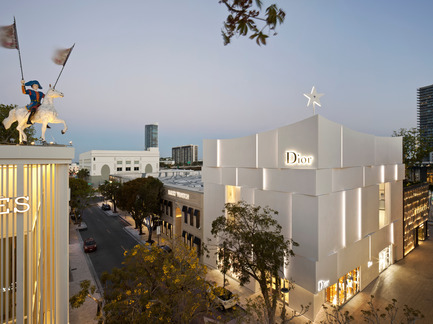 Dossier de presse | 2211-01 - Communiqué de presse | Dior Miami Facade - Barbarito Bancel Architects - Architecture commerciale - Sunset in Miami - Crédit photo : Alessandra Chemollo