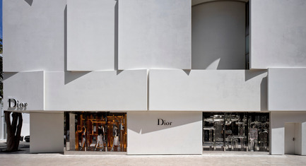 Dossier de presse | 2211-01 - Communiqué de presse | Dior Miami Facade - Barbarito Bancel Architects - Architecture commerciale - West elevation on paseo - Crédit photo : Alessandra Chemollo