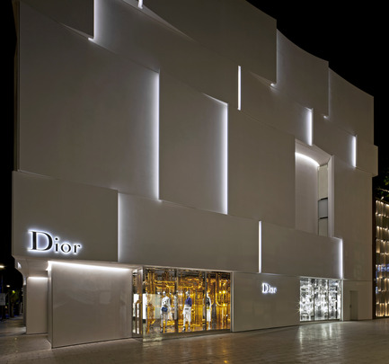 Dossier de presse | 2211-01 - Communiqué de presse | Dior Miami Facade - Barbarito Bancel Architects - Architecture commerciale - Bright show windows emerge from the building - Crédit photo : Alessandra Chemollo