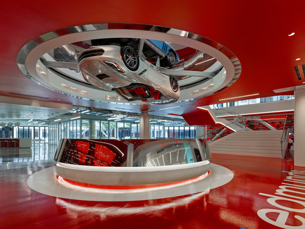 Dossier de presse | 2222-01 - Communiqué de presse | EdQuarters - M+M Creative Studio - Design d’intérieur commercial - Polished mirror chrome reception desk at main arrivals lobby with main stair adjacent and 2016 Corvette Sting Ray turning above&nbsp; - Crédit photo : Benny Chan @Fotoworks&nbsp;