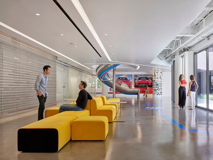 Dossier de presse | 2222-01 - Communiqué de presse | EdQuarters - M+M Creative Studio - Design d’intérieur commercial - Main conferencing area with yellow sofa seating and lounge area in foreground. "Expressway' slide from second floor in distance. - Crédit photo : Benny Chan @Fotoworks&nbsp;