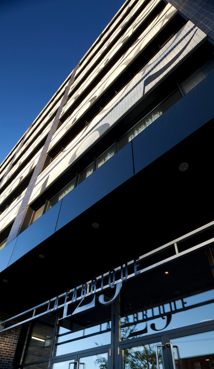 Dossier de presse | 1081-01 - Communiqué de presse | La Fabrique 125 inaugure la nouvelle vocation résidentielle du quartier Chabanel - Humà design + architecture - Immobilier - Détails de la façade et de l’entrée - Crédit photo : Robert Bock