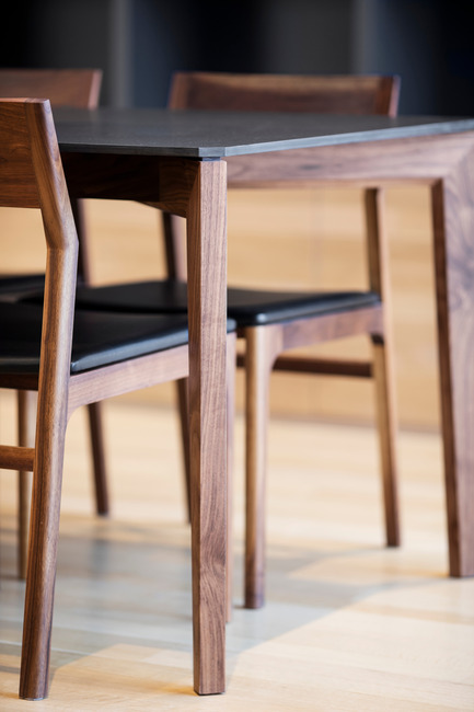 Dossier de presse | 1077-04 - Communiqué de presse | T110 -La table autrement - Kastella - Design industriel - Table à dîner T110 avec chaises C205<br> - Crédit photo : Adrien Williams