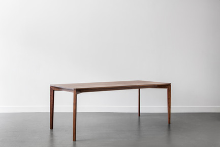 Dossier de presse | 1077-04 - Communiqué de presse | T110 -La table autrement - Kastella - Design industriel - Table à dîner T110 avec plateau en bois<br> - Crédit photo : Adrien Williams