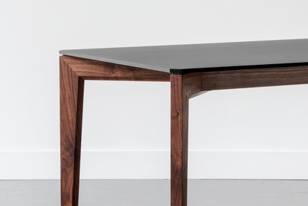 Dossier de presse | 1077-04 - Communiqué de presse | T110 -La table autrement - Kastella - Design industriel - Detail T110 avec Fenix<br> - Crédit photo : Adrien Williams