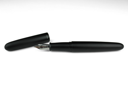 Press kit | 1127-11 - Press release | PIUMA - Super Minimal Titanium Fountain Pen - ENSSO - Product - PIUMA fountain pen / black aluminum - Photo credit: ENSSO