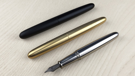 Press kit | 1127-11 - Press release | PIUMA - Super Minimal Titanium Fountain Pen - ENSSO - Product - PIUMA fountain pen / black aluminum, brass, titanium - Photo credit: ENSSO