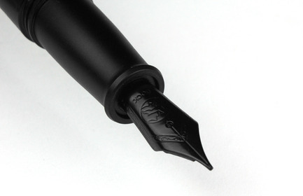 Press kit | 1127-11 - Press release | PIUMA - Super Minimal Titanium Fountain Pen - ENSSO - Product - PIUMA fountain pen / black aluminum - Photo credit: ENSSO