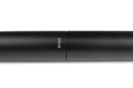 Press kit | 1127-11 - Press release | PIUMA - Super Minimal Titanium Fountain Pen - ENSSO - Product - PIUMA fountain pen / black aluminum - Photo credit: ENSSO