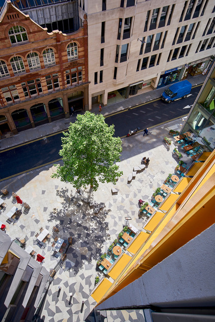Dossier de presse | 2337-01 - Communiqué de presse | One New Ludgate - Fletcher Priest Architects - Architecture commerciale - View from the loggia over the piazza - Crédit photo : Timothy Soar