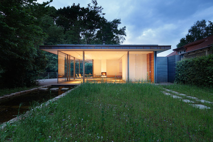 Dossier de presse | 2231-01 - Communiqué de presse | House Rheder - Falkenberg Innenarchitektur - Design d’intérieur résidentiel - View from South East - Crédit photo : Reimund Braun