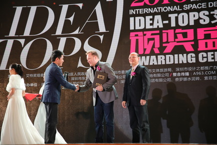 Dossier de presse | 2222-02 - Communiqué de presse | Award winner of the 2016 International Space Design Award IDEA-TOPS for "The Best Office Design Award" - M+M Creative Studio - Design d’intérieur commercial - IDEA-TOPS award event, Chris Mitchell (of M+M) receiving award (center)&nbsp; - Crédit photo : IDEA-TOPS staff&nbsp;<br><br>