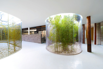 Press kit | 2264-01 - Press release | Tea House in Hutong - Arch Studio - Commercial Interior Design - Glass Curvy Corridor - Photo credit: Wang Ning