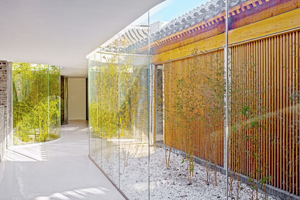 Press kit | 2264-01 - Press release | Tea House in Hutong - Arch Studio - Commercial Interior Design - Glass Curvy Corridor - Photo credit: Wang Ning