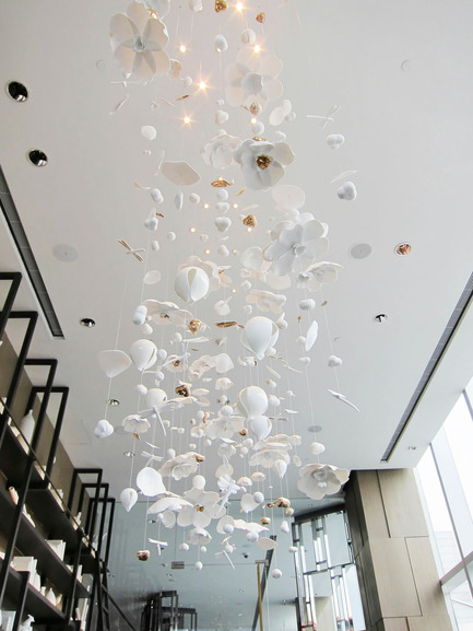 Press kit | 1082-01 - Press release | Pascale Girardin: The art of making an entrance - Pascale Girardin - Product - Four Seasons Place – Lobby chandelierPudong, Shanghai, Chine - Photo credit: Lulin Chen