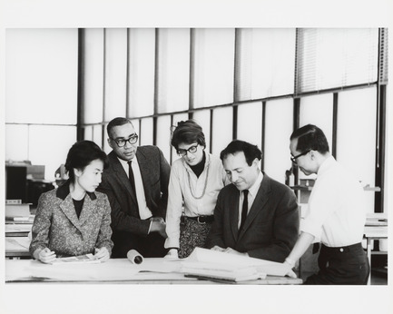 Dossier de presse | 756-14 - Communiqué de presse | Le CCA présente l'exposition «Phyllis Lambert: 75 ans au travail » - Centre Canadien d’Architecture (CCA) - Évènement + Exposition - Phyllis Lambert, David Sharpe, Myron Goldsmith, Jin Hwan Kim et un étudiant non identifié, cours-atelier de maîtrise, Crown Hall, Illinois Institute of Technology (IIT), &nbsp;vers&nbsp;1961.<span></span> - Crédit photo : Fonds Phyllis Lambert, CCA 