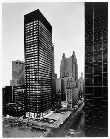 Dossier de presse | 756-14 - Communiqué de presse | Le CCA présente l'exposition «Phyllis Lambert: 75 ans au travail » - Centre Canadien d’Architecture (CCA) - Évènement + Exposition - Ezra Stoller. Seagram Building, Mies van der Rohe et Philip Johnson, architectes; Kahn et Jacobs, architectes associés; Phyllis Lambert, directrice de la planification. Vue du nord-ouest au crépuscule, 375 Park Avenue, New York, 1958. Épreuve argentique à la gélatine. - Crédit photo : CCA