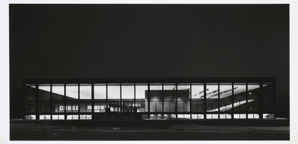 Dossier de presse | 756-14 - Communiqué de presse | Le CCA présente l'exposition «Phyllis Lambert: 75 ans au travail » - Centre Canadien d’Architecture (CCA) - Évènement + Exposition - Richard Nickel. Extérieur du Centre Saidye Bronfman en soirée, 1968. Phyllis Lambert, architecte. Épreuve argentique à la gélatine <br> - Crédit photo : Fonds Phyllis Lambert, CCA.