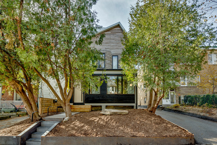 Press kit | 2344-01 - Press release | 46H - Sustainable Reinvention of 1905 House in the Beaches - baukultur/ca - Residential Architecture -  View from the Street: Siding from thermal modifed larch wood framed by white metall cladding of side walls and roof <br>  - Photo credit: SilverHouse<br>